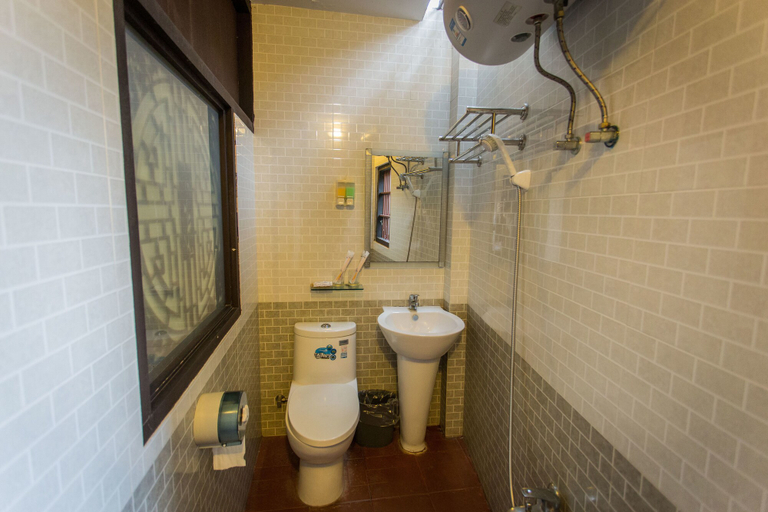 Bathroom 4, Zaiyang Inn, Chaozhou