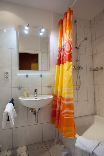 Bathroom 4, Pension Am Park, Berlin