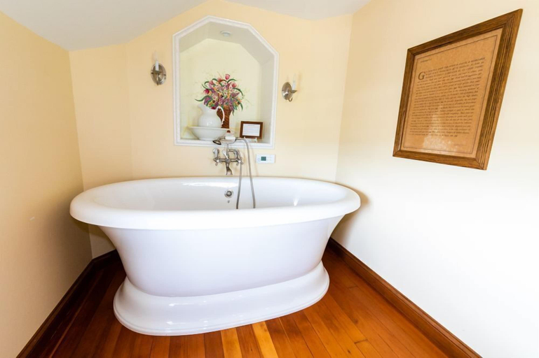 Bathroom 3, Sabamba Alpaca Ranch, Brown