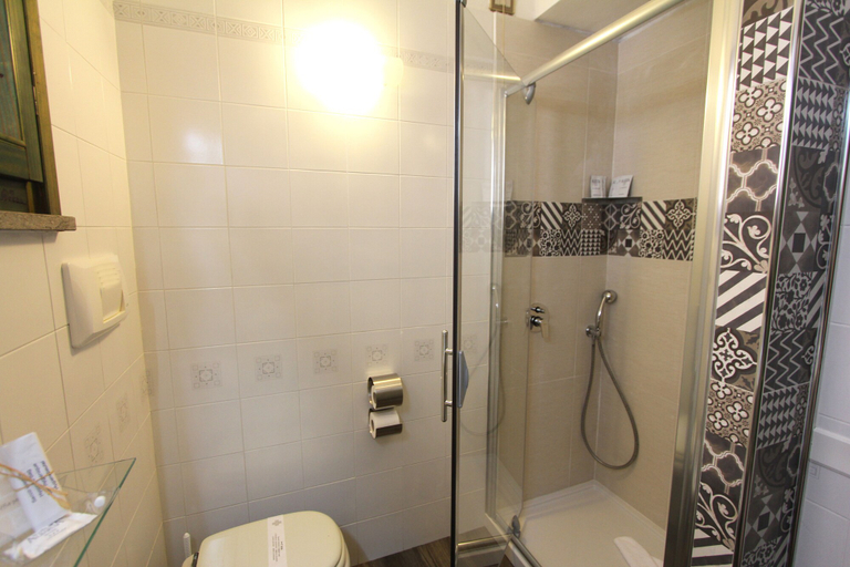 Bathroom 5, Albaruja Hotel, Cagliari