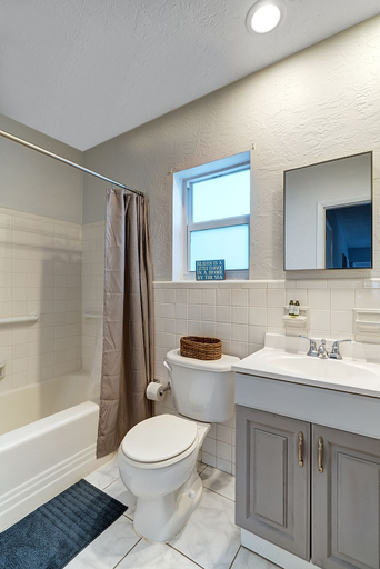 Bathroom 3, 4145 By The Sea Inn & Suites, Broward
