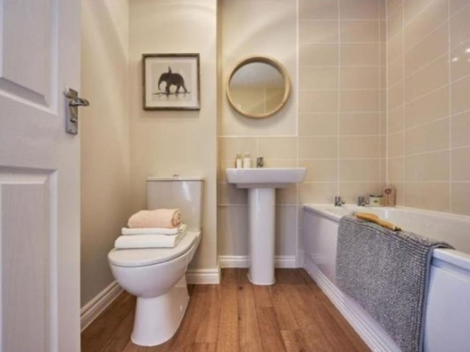 Bathroom, Room in Guest Room - Double Room, Full Kitchen, Smart TV, Shared Bathroom in 3-bed Home, Telford and Wrekin
