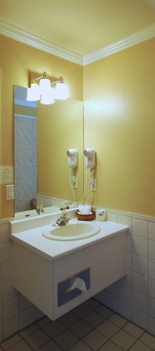 Bathroom 4, Travelodge by Wyndham Victoriaville, Arthabaska