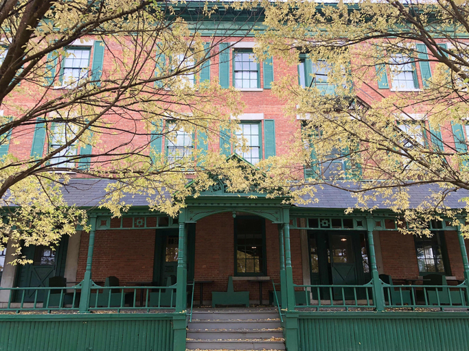 Exterior & Views 2, Rogues' Harbor Inn, Tompkins