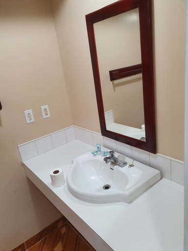 Bathroom 4, Aracari Hotel Guyana, Meer Zorgen / Malgre Tout