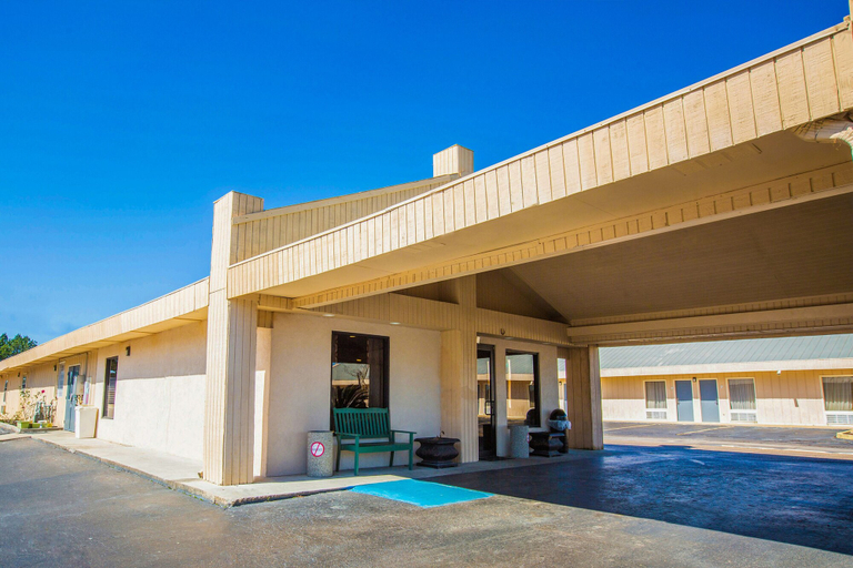 Exterior & Views 2, Rodeway Inn & Suites Brookhaven, Lincoln
