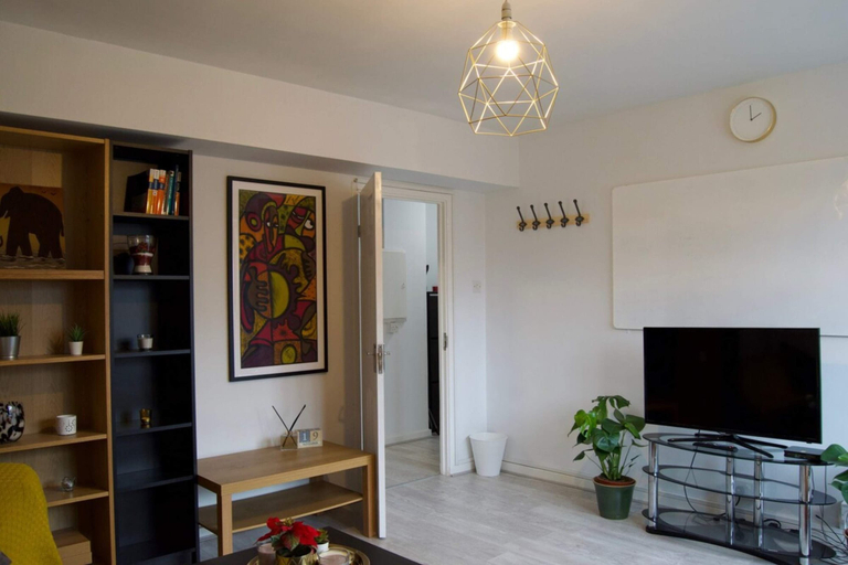 Others 2, Modern 1 Bedroom in Shadwell With Balcony, London