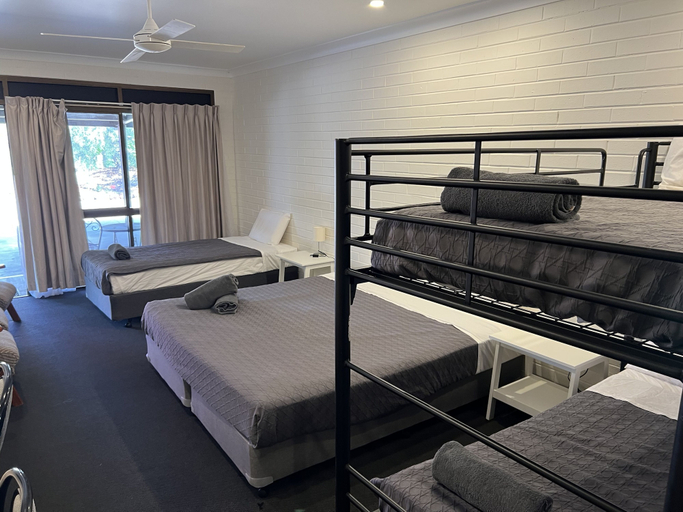Bedroom 3, Albert Park Motor Inn, Longreach