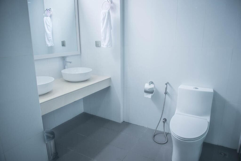 Bathroom 4, Xen Midu