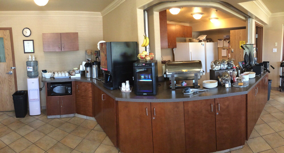 Food & Drinks 5, Super 8 by Wyndham Fort St. John BC, Peace River