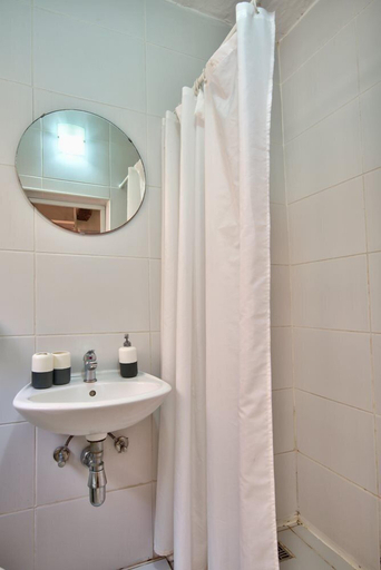 Bathroom 3, Vallettastay Augustinian