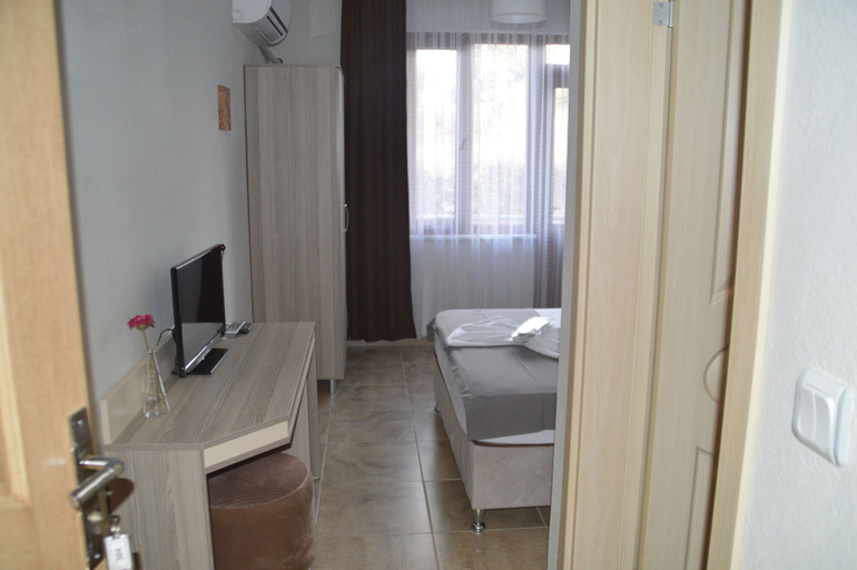 Bedroom 3, Hotel Hugo, Edremit