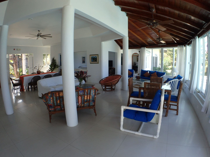 Food & Drinks, Siesta - Runaway Bay 5BR