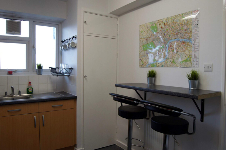 Others 4, Modern 1 Bedroom in Shadwell With Balcony, London