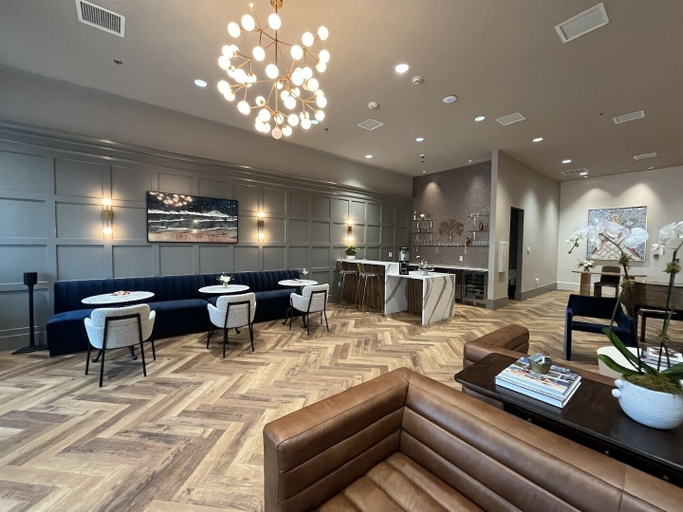 Others 5, The Thomas Hotel, Smith