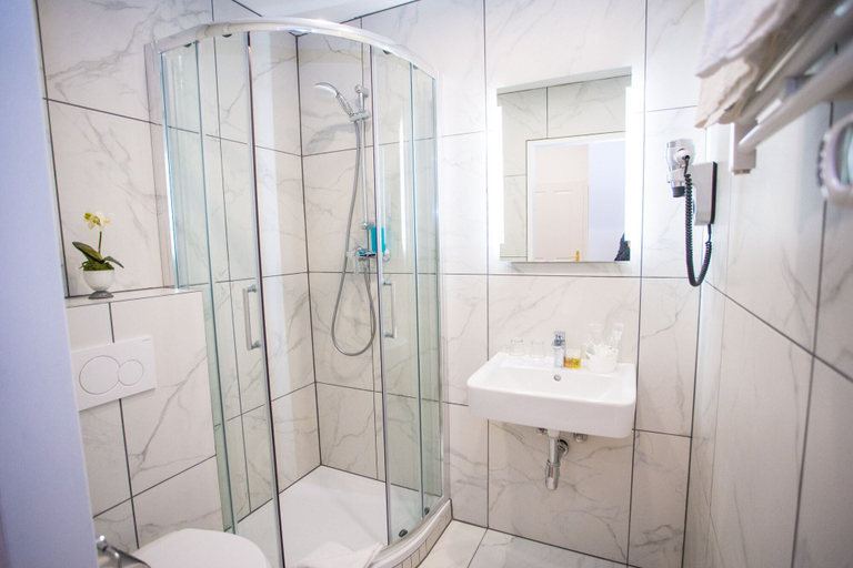 Bathroom 3, Pension Central - Self Check-in, Wien