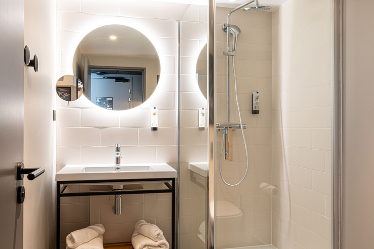 Bathroom 5, Best Western M-Treize Paris Asnieres, Hauts-de-Seine