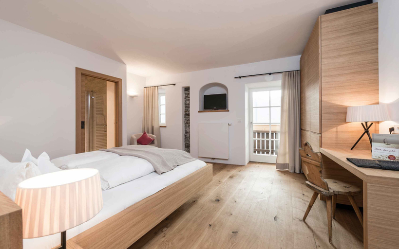Bedroom 3, Hotel Strasserwirt Ansitz zu Tirol, Lienz