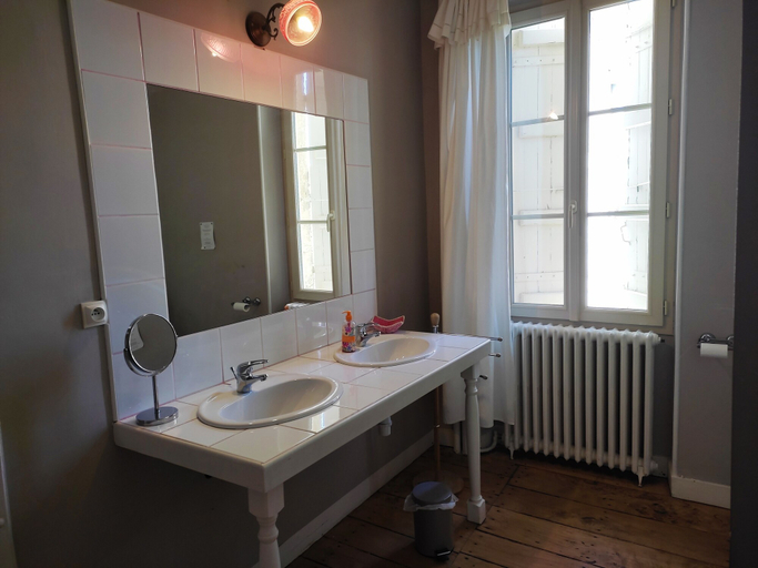 Bathroom 5, Les Angelots, Gers