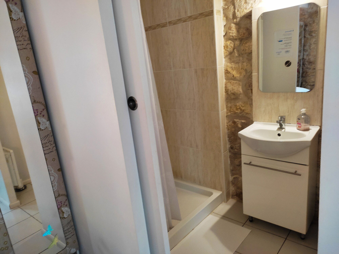 Bathroom 5, Les Angelots, Gers