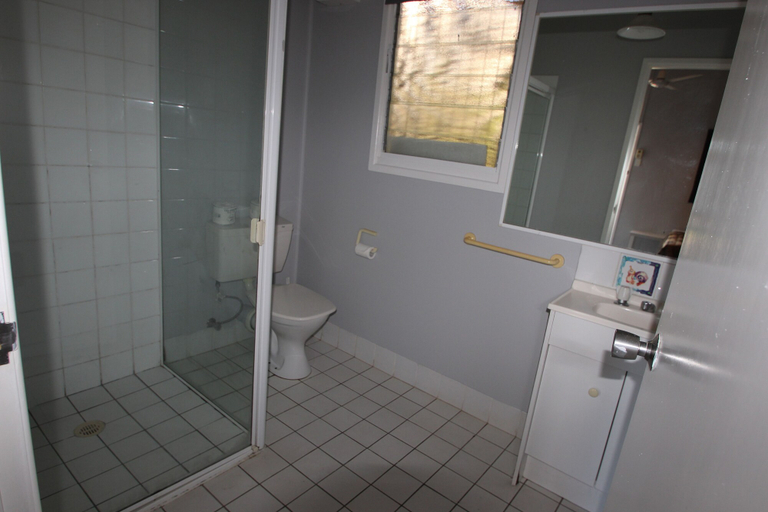 Bathroom 4, Ned Kelly's Motel, Maryborough