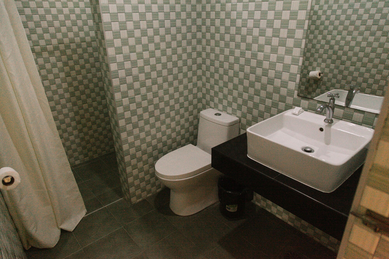 Bathroom 4, Royale House Hotel Davao powered by Cocotel, Tagum City