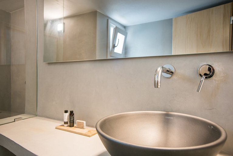 Bathroom 5, Argonauta, South Aegean