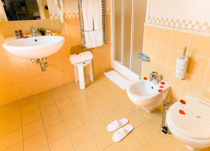 Bathroom 4, Diana Inn Accomodations, Napoli