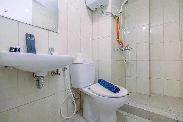 Bathroom 3, Comfortable and Lovely 2BR Apartment at Springlake Summarecon, Bekasi