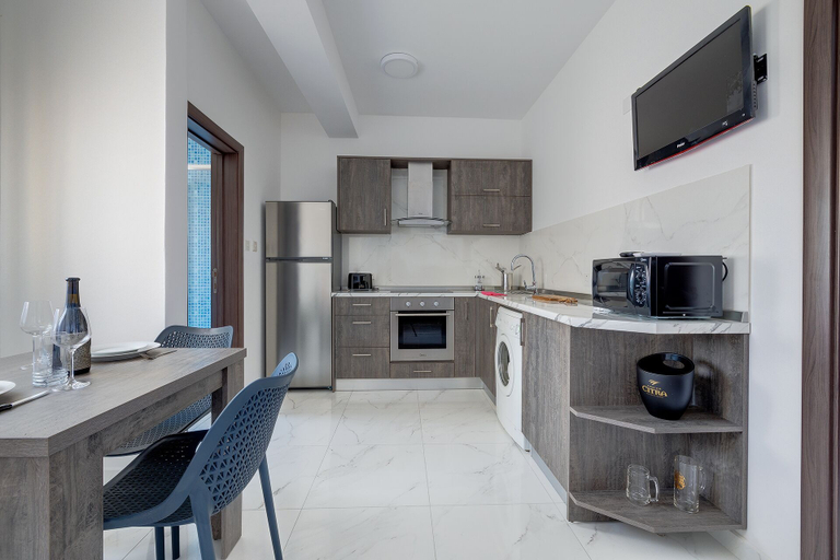 Others 5, Idyllic Apartment Steps From the Promenade
