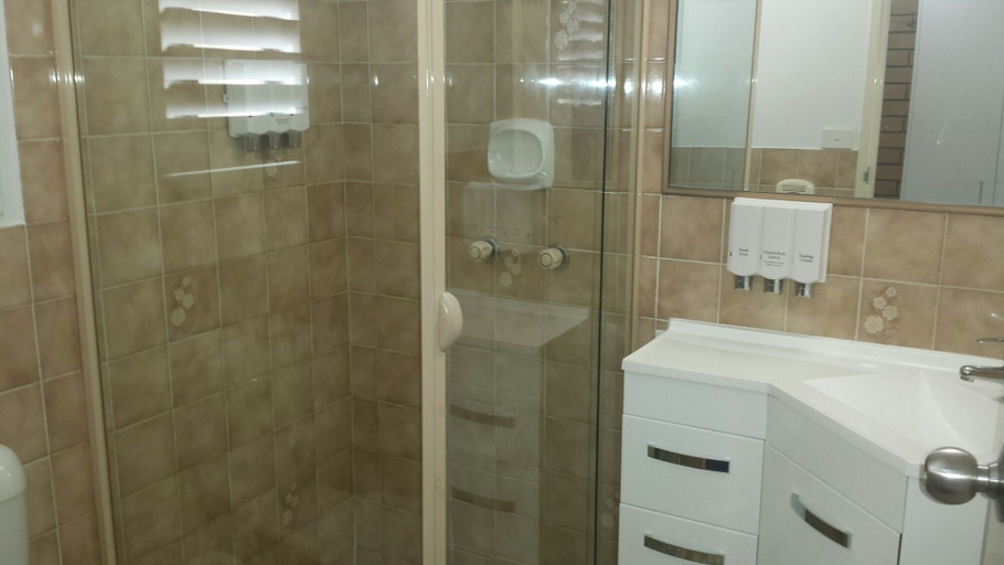 Bathroom 3, Chermside Motor Inn, Chermside