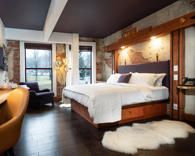 The Horton Hotel and Rooftop Lounge, Watauga