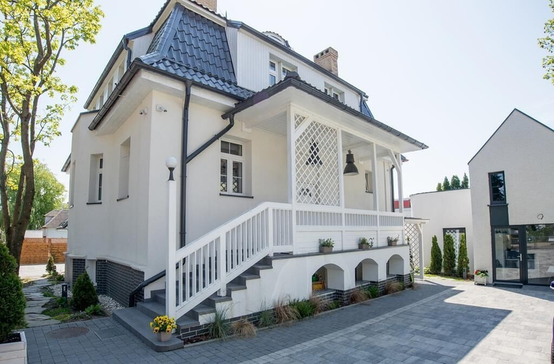 Exterior & Views