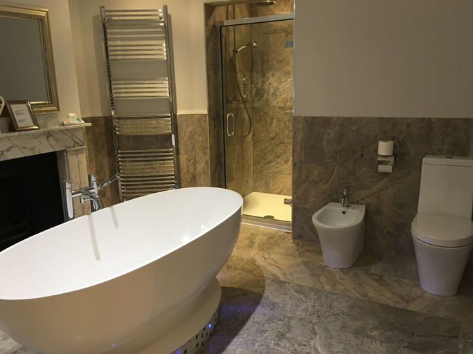 Bathroom 5, Ship Leopard Hotel – No Children, Portsmouth