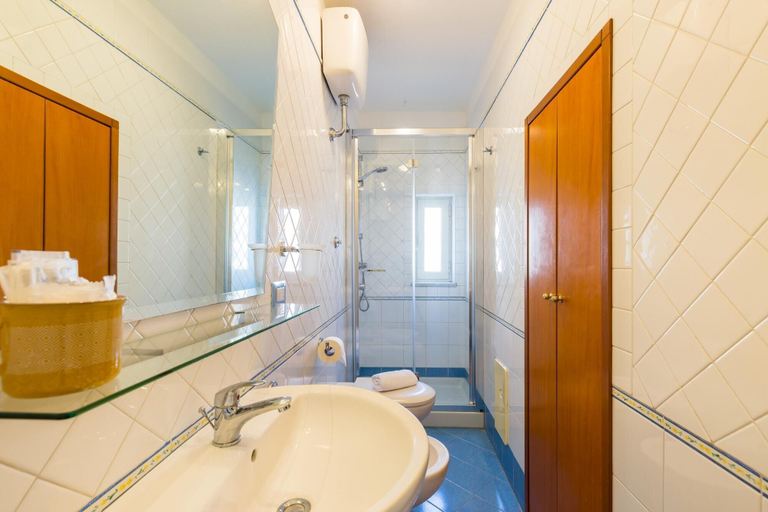 Bathroom 4, Terrazza San Paolo by Napoliapartments, Napoli