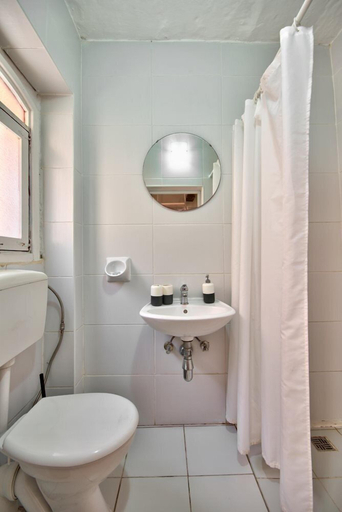 Bathroom 5, Vallettastay Augustinian
