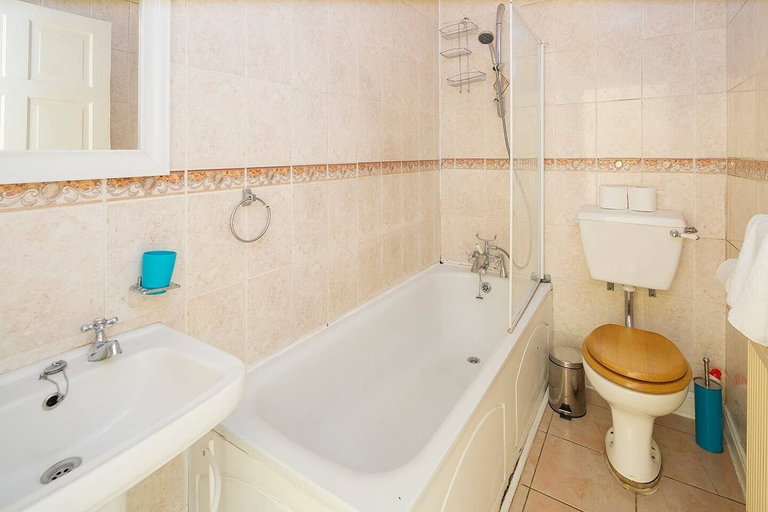 Bathroom, Welcoming Flat, Medway