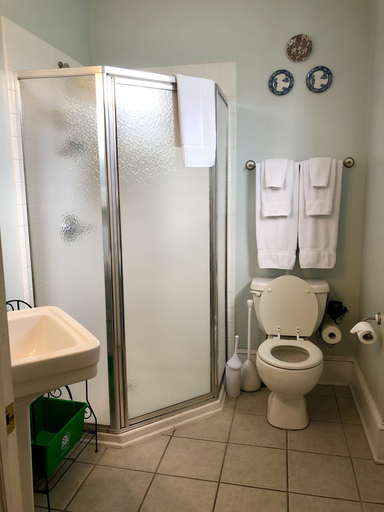 Bathroom 5, Rogues' Harbor Inn, Tompkins