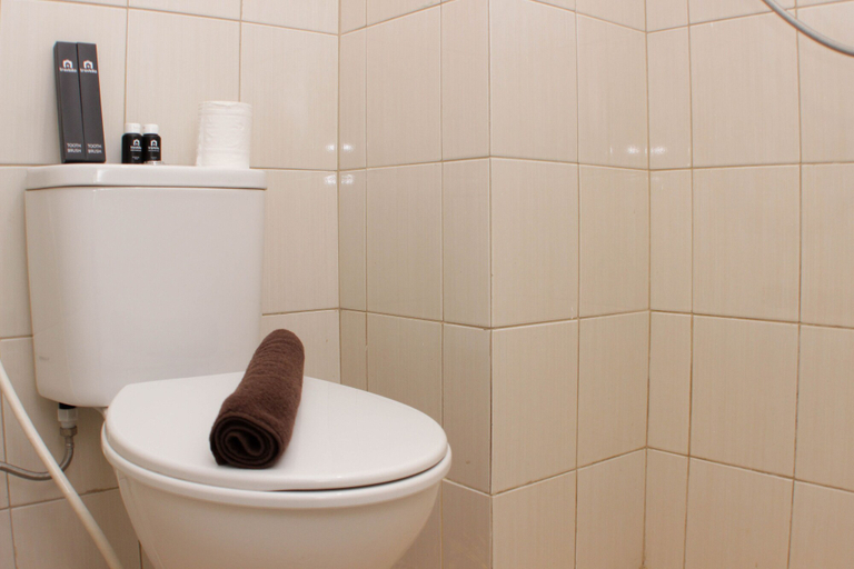 Bathroom 5, Cozy Living Studio At Urbantown Apartment Karawang, Karawang