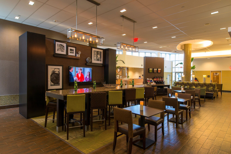 Food & Drinks 5, Hampton Inn & Suites Boston Crosstown Center, Boston