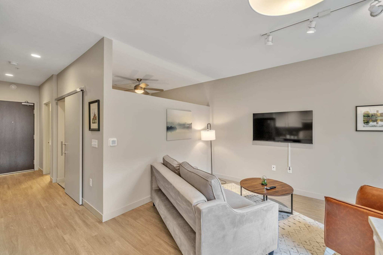 Others 4, Comfortable 1BD Vector Suite With 95 Walkscore, Hennepin