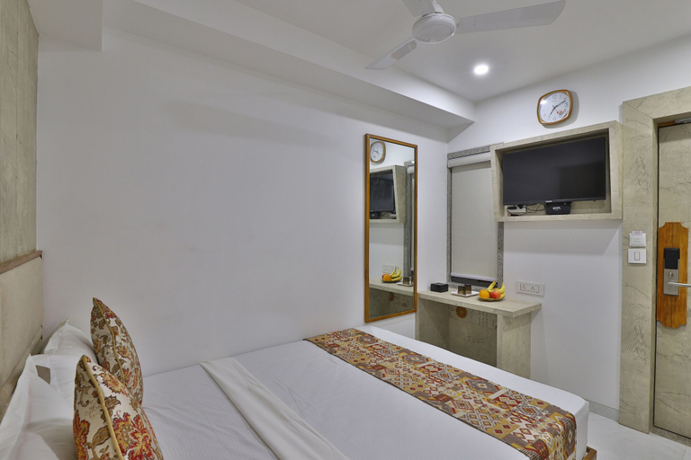 Bedroom 5, Hotel Legend, Surat