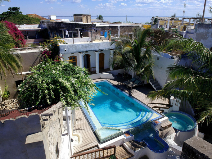 Exterior & Views