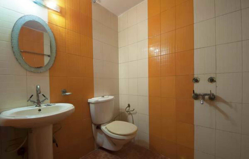 Bathroom 4, Airport Inn, Delhi