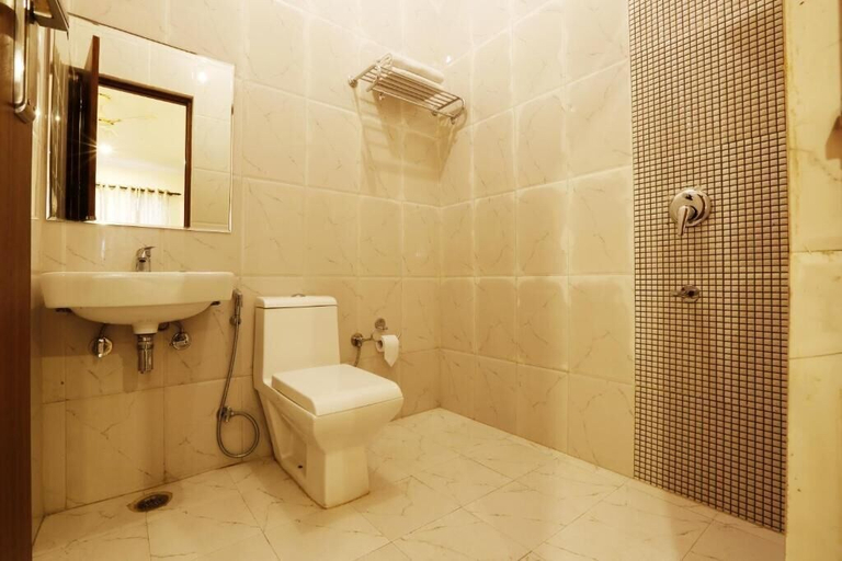 Bathroom 5, Airport Hotel Chanakya, Delhi