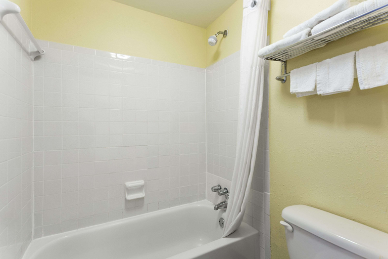 Bathroom 4, Days Inn by Wyndham Dickson, Dickson