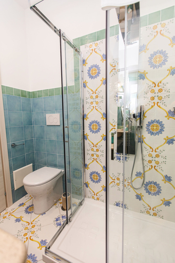 Bathroom 5, Panariello Palace, Napoli