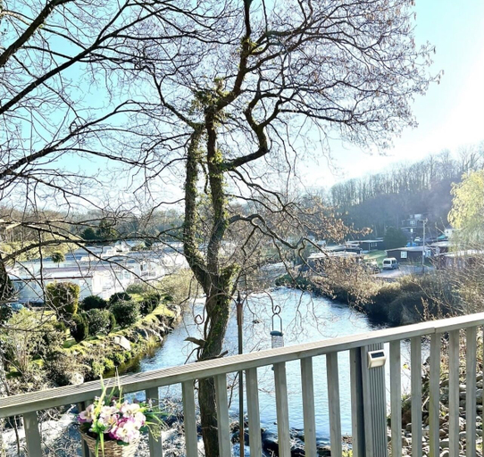 Others 5, Inviting 2-bed Chalet in Caernarfon, Gwynedd
