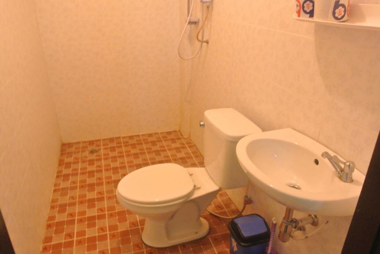 Bathroom 3, Sackarinh Guesthouse, Luang Prabang