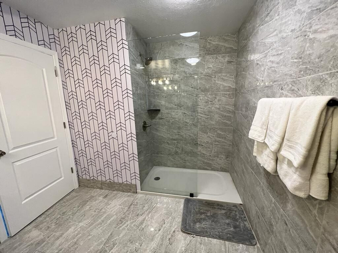 Bathroom 3, King Halibut Lodge, Kenai Peninsula